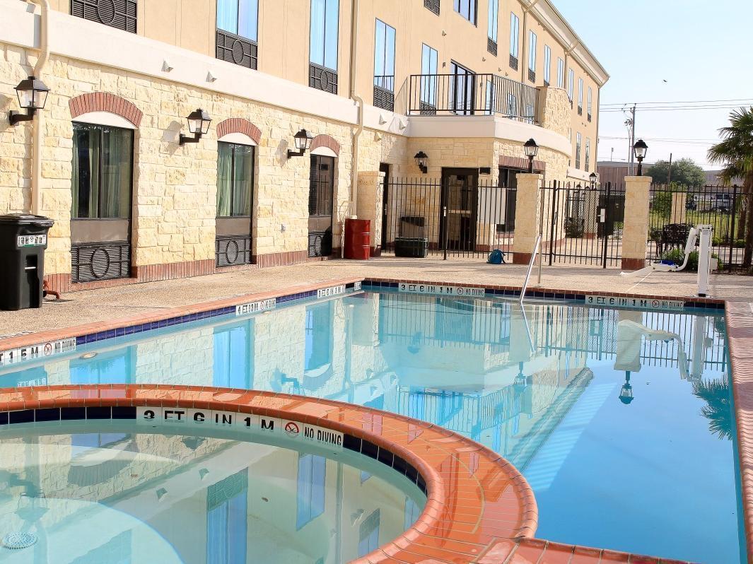 Holiday Inn Express Hotel & Suites Floresville By Ihg Bagian luar foto