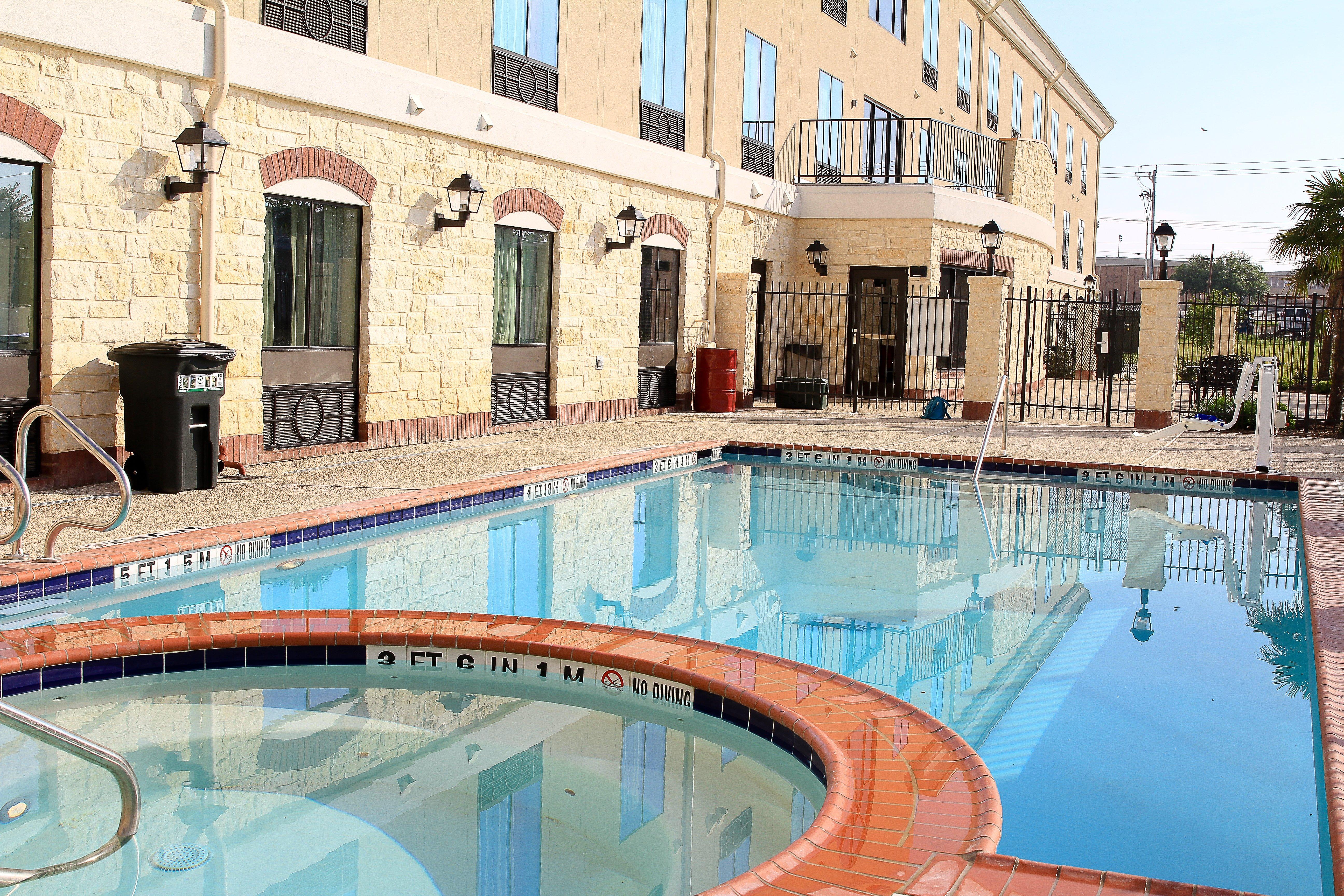 Holiday Inn Express Hotel & Suites Floresville By Ihg Bagian luar foto